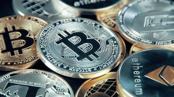 Siyah arka planda SIIver Bitcoin. Gümüş Kripto madeni parası.