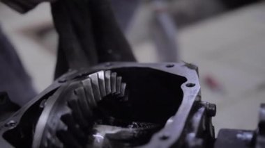 Kaynak yapmadan önce vites küçültücüsünü aç. - Arabanın metal parçası. Makine yağı