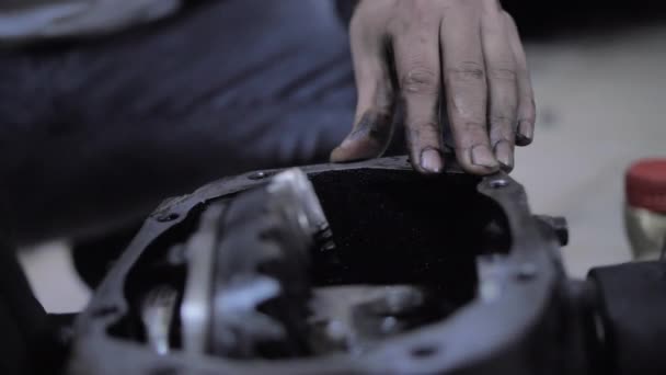 Getriebeuntersetzung vor dem Schweißen öffnen. Das Metallteil des Autos. Maschinenöl — Stockvideo