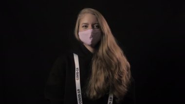 Pembe maskeli bir kız ve üzerinde 