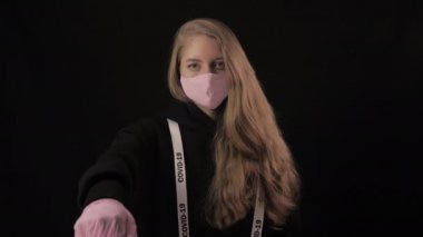 Pembe maskeli bir kız ve üzerinde 
