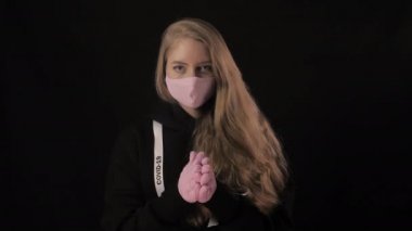 Pembe maskeli bir kız ve üzerinde 