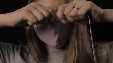 Pembe maskeli ve mavi gözlü bir kız üzerinde 