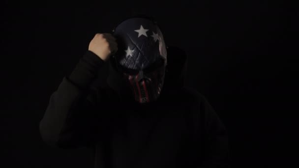 Man i en skrämmande mask USA flaggan färg bankar huvudet — Stockvideo