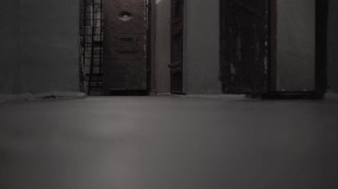 Sovyet hapishanesinin karanlık koridoru, korkunç bir atmosfer.