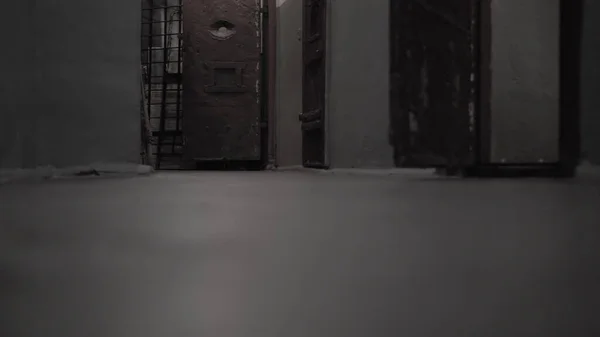 Dunkler Gang eines sowjetischen Gefängnisses, beängstigende Atmosphäre — Stockfoto
