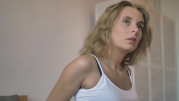 Sexy chica en una camiseta blanca y pantalones cortos de mezclilla azul — Vídeo de stock