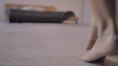 Kadın bacakları çıplak, yakın plan, yerde yürüyor.