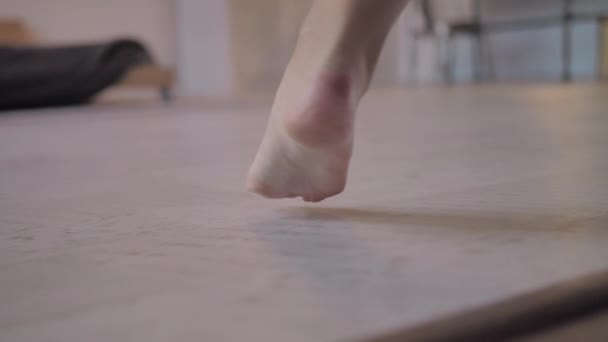 Gambe femminili nudo primo piano a piedi sul pavimento — Video Stock