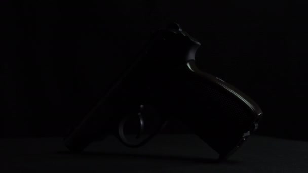 TOMSK, RUSLAND - 23 maart 2020: Handwapen draait op een platform met zwarte achtergrond met Kleurenverlichting — Stockvideo