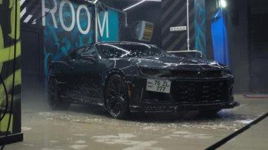 TOMSK, RUSSIA - 30 Mart 2020: Chevrolet Camaro ZL1 Yüksek basınçlı çamaşır makineli şeytan çıkarıcı