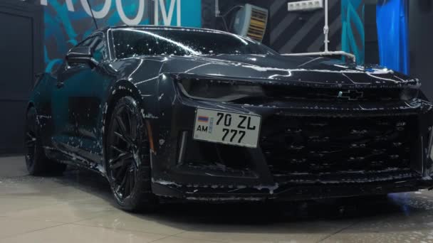 TOMSK, RUSKO - 30. března 2020: Chevrolet Camaro ZL1 Exorcist mýdlo reflektor zblízka — Stock video