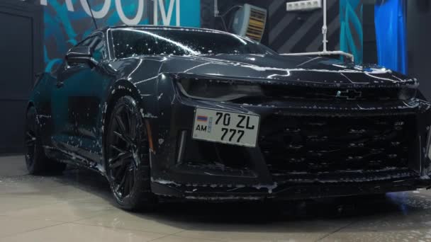 TOMSK, RUSSIA - 30 marca 2020: Chevrolet Camaro ZL1 Zbliżenie egzorcystycznego światła mydła — Wideo stockowe