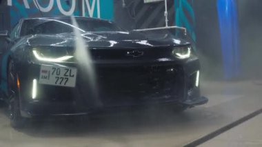 TOMSK, RUSSIA - 30 Mart 2020: Chevrolet Camaro ZL1 Yüksek basınçlı ön görüşlü Exorcist