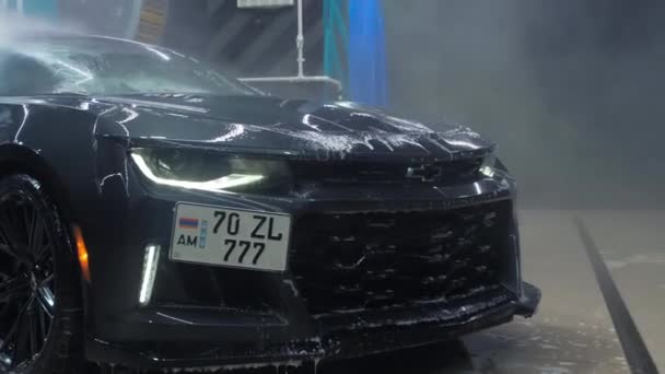TOMSK, Oroszország - 2020. március 30.: Chevrolet Camaro ZL1, az ördögűző nagy nyomású mosóval — Stock videók