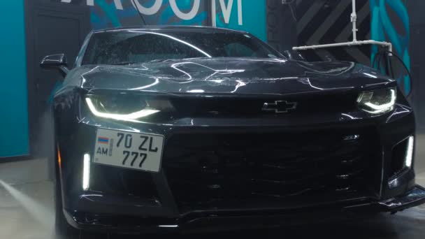 TOMSK, RUSKO - 30. března 2020: Exorcista Chevrolet Camaro ZL1 s předním pohledem na vysokotlaké ostřikovače — Stock video