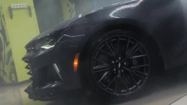 TOMSK, RUSSIA - 30 Mart 2020: Chevrolet Camaro ZL1 Yüksek basınçlı yıkama yan görüşlü şeytan çıkarıcı