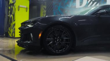 TOMSK, RUSSIA - 30 Mart 2020: Chevrolet Camaro ZL1 Yüksek basınçlı yıkama yan görüşlü şeytan çıkarıcı