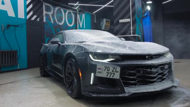 TOMSK, Oroszország - 2020. március 30.: Chevrolet Camaro ZL1 az ördögűző szappan fényszóró közelkép — Stock videók