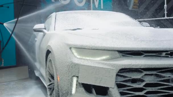 TOMSK, RUSSIA - March 30, 2020: Chevrolet Camaro ZL1 the Exorcist cover the soapy solution — Stock Video