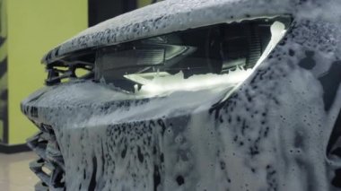 TOMSK, RUSSIA - 30 Mart 2020: Chevrolet Camaro ZL1 sabun solüsyonunu kapsayan yan görüş