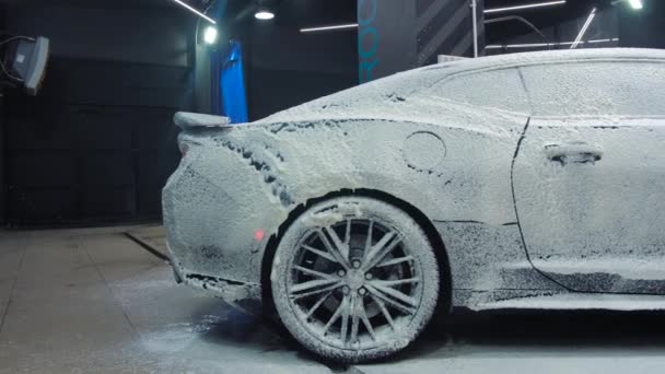 TOMSK, RUSSIA - 30 Μαρτίου 2020: Chevrolet Camaro ZL1 ο Εξορκιστής καλύπτει τη λύση σαπουνιού — Αρχείο Βίντεο