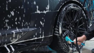 TOMSK, RUSSIA - 30 Mart 2020: Chevrolet Camaro ZL1 Şeytan çıkaran adam arka tekerleği fırçaladı