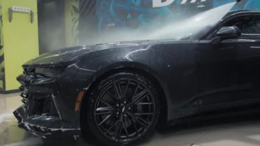 TOMSK, RUSSIA - 30 Mart 2020: Chevrolet Camaro ZL1 Yüksek basınçlı yıkama yan görüşlü şeytan çıkarıcı