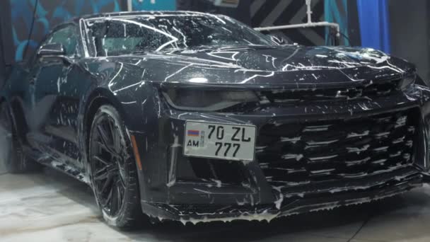 TOMSK, RUSSIA - 30 mars 2020: Chevrolet Camaro ZL1 Exorcisten med högtryckstvätt framifrån — Stockvideo