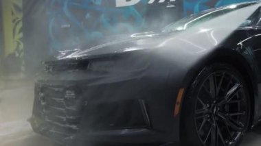 TOMSK, RUSSIA - 30 Mart 2020: Chevrolet Camaro ZL1 Yüksek basınçlı yıkama yan görüşlü şeytan çıkarıcı