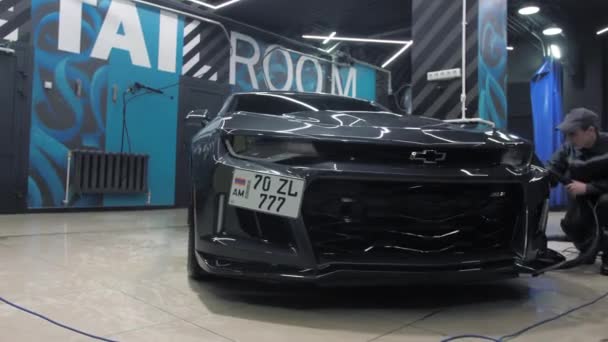 TOMSK, RÚSSIA - 30 de março de 2020: Chevrolet Camaro ZL1 o exorcista limpa brilhos — Vídeo de Stock