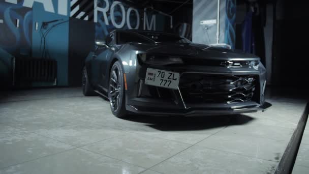 TOMSK, RUSIA - 30 de marzo de 2020: Chevrolet Camaro ZL1 el exorcista en el garaje con luces — Vídeos de Stock