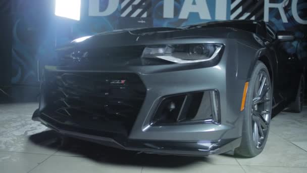 TOMSK, Oroszország - 2020. március 30.: Chevrolet Camaro ZL1, az ördögűző a garázsban lámpákkal — Stock videók