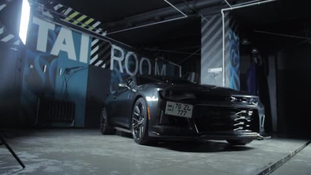 TOMSK, RÚSSIA - 30 de março de 2020: Chevrolet Camaro ZL1 o Exorcista na garagem com luzes — Vídeo de Stock