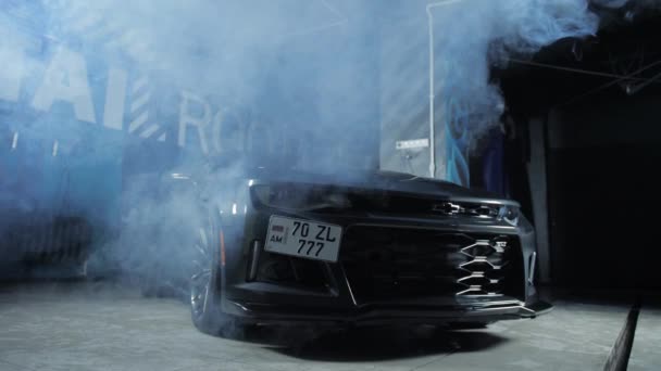 TOMSK, RUSKO - 30. března 2020: Chevrolet Camaro ZL1 Exorcista v garáži se světly a kouřem — Stock video