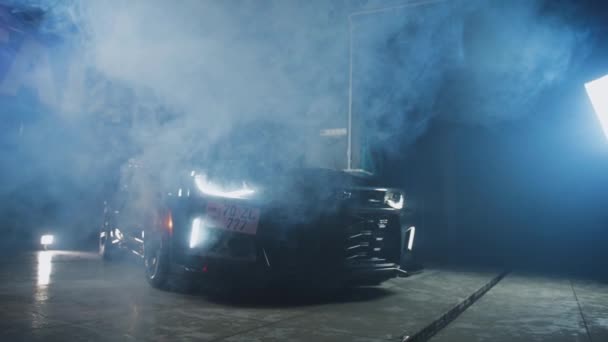 TOMSK, Ryssland - 30 mars 2020: Chevrolet Camaro ZL1 Exorcisten i garaget med ljus och rök — Stockvideo