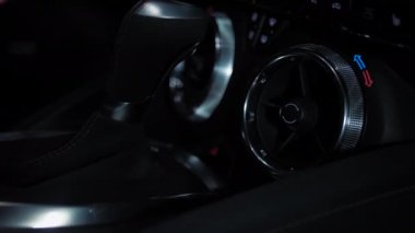 TOMSK, RUSSIA - 30 Mart 2020: Chevrolet Camaro ZL1 Şeytan çıkarıcı iç mimari