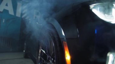 TOMSK, RUSSIA - 30 Mart 2020: Chevrolet Camaro ZL1 Şeytan Kovucu dumanı kanadın altından geliyor
