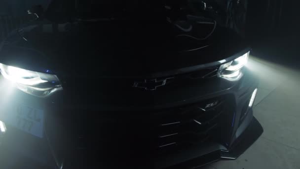 TOMSK, RUSLAND - 30 maart 2020: Chevrolet Camaro ZL1 de Exorcistische koplamp van dichtbij — Stockvideo