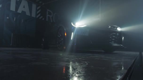 TOMSK, Oroszország - 2020. március 30.: Chevrolet Camaro ZL1 az ördögűző fényszóró oldalnézete — Stock videók
