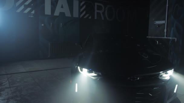 TOMSK, RUSIA - 30 de marzo de 2020: Chevrolet Camaro ZL1 la vista frontal del faro exorcista — Vídeos de Stock