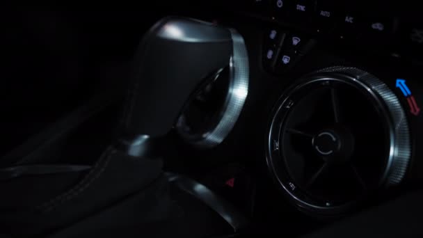 TOMSK, RUSLAND - 30 maart 2020: Chevrolet Camaro ZL1 het Exorcistische interieur — Stockvideo