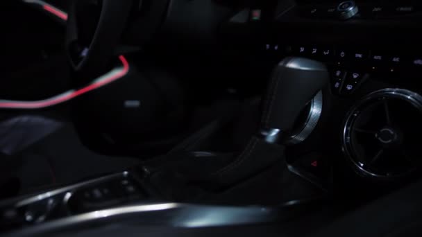 TOMSK, RUSLAND - 30 maart 2020: Chevrolet Camaro ZL1 het Exorcistische interieur — Stockvideo