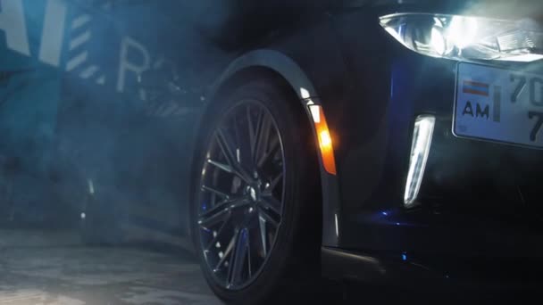 TOMSK, RÚSSIA - 30 de março de 2020: Chevrolet Camaro ZL1 fumaça exorcista vinda de baixo do close-up da asa — Vídeo de Stock