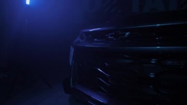 TOMSK, RUSSIA - 30 Mart 2020: Chevrolet Camaro ZL1 Karanlıktaki Şeytan Çıkarıcı