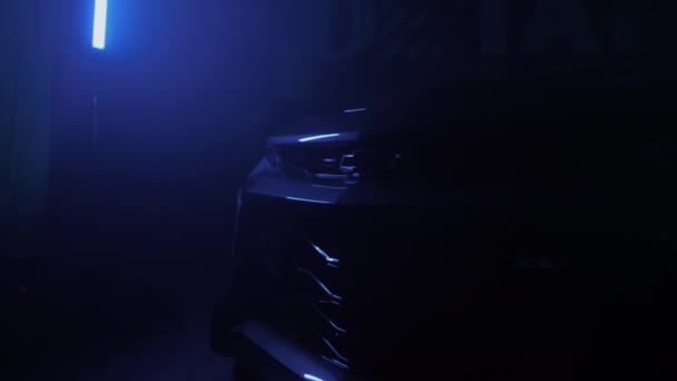 TOMSK, RUSSIA - 30 marca 2020: Chevrolet Camaro ZL1 Egzorcysta w ciemności z kolorowymi światłami — Wideo stockowe