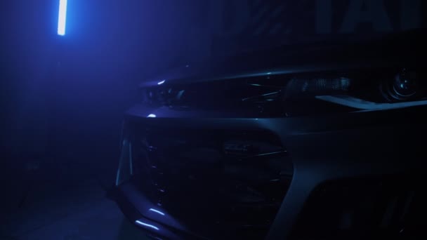 TOMSK, Ρωσία - 30 Μαρτίου 2020: Chevrolet Camaro ZL1 ο Εξορκιστής στο σκοτάδι με χρωματιστά φώτα — Αρχείο Βίντεο