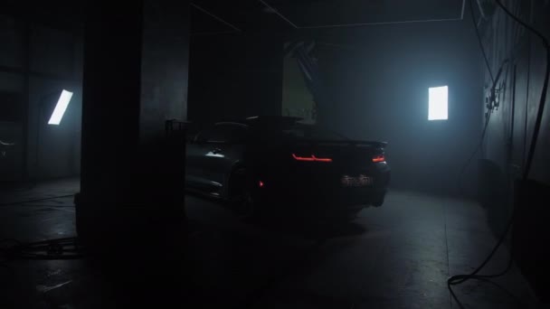 ТОМСК, РОССИЯ - 30 марта 2020 года: Chevrolet Camaro ZL1 Экзорцист в гараже темнота вид сзади, задние фары медленно вперед — стоковое видео