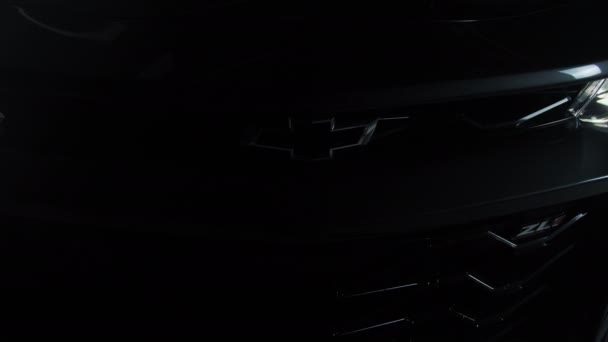 ТОМСК, РОССИЯ - 30 марта 2020 года: Chevrolet Camaro ZL1 силуэт морды экзорциста в темноте — стоковое видео