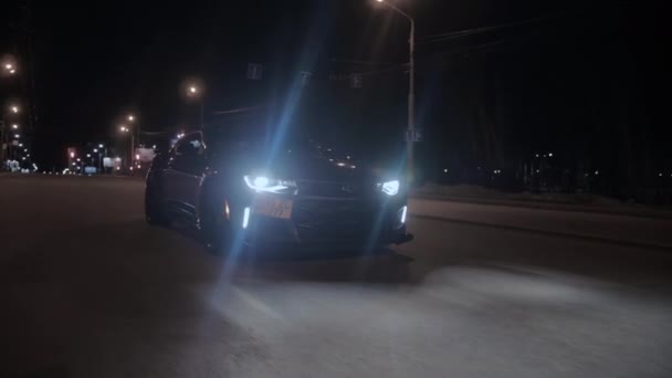 TOMSK, Ryssland - 30 mars 2020: Chevrolet Camaro ZL1 Exorcisten rider på vägen på natten framifrån — Stockvideo